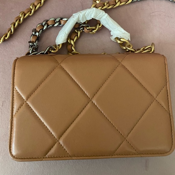 Chanel 19 WOC in caramel lambskin - Picture 2 of 8